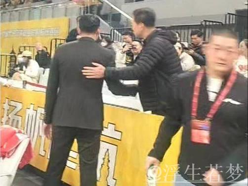 广厦总冠军颁奖仪式温馨时刻：李春江受邀出席获热烈欢迎